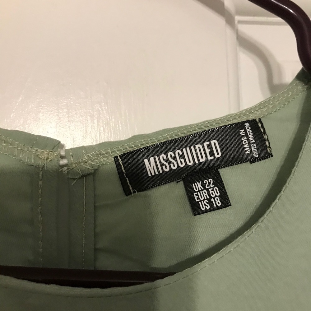 Misguided Patel green flowy tiered dress - Picture 2 of 2